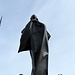Una bella statua della Madonna in cima