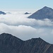 Panorama verso sud dove, dal mare di nuvole emergono (da sx) la Grignetta, lo Zucco Pertusio e il Grignone.