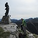 La bella statua in bronzo della madonna posta in vetta al Monte Rotondo dai valligiani della Comunità di Premana. In fondo a destra il Pizzo dei Tre Signori.
