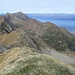 Verso est la cresta che dal Monte Rotondo raggiunge il Pizzo Alto e il Legnone. In basso a destra l’inizio della Valtellina e della Val Chiavenna.