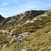 In marcia verso la testata della Val di Pai dove, superando il ripido pendio finale solcato da un sentiero a zig zag, raggiungeremo la Bocchetta di Stavello ben visibile a sinistra.