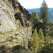 Dopo la breve sosta al rifugio, il sentiero prosegue avvicinandosi alle pareti rocciose; in questo caso possiamo ammirare questo muro di sostegno realizzato per mantenere costante la via di salita, una vera opera d’arte fatta a mano!