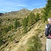 Gimmy studia la nostra meta di giornata con la cresta che dovremo percorrere per raggiungerla. Nel cerchietto giallo la Baita Tuono, da dove passeremo e dove ci fermeremo al ritorno per mangiare.