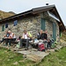 Pranzo all’esterno della Baita Tuono, da cui abbiamo goduto di un grande panorama sulle montagne circostanti.