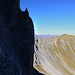 Abstieg über die brüchige und abschüssige Chlyne Loner SE-Flanke: links spitze Türme im E-Grat, rechts der Allmegrat SW-Gipfel, am Horizont der Niesengrat