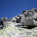 typisches Gratgelände: grosse Granit-(Gneiss)-Blöcke, steil aufgeschichtet ...