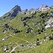 Szenerie beim Abstieg zur Alphütte Längenbuel; unten die Alphütte "Under de Platte"