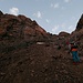 Aufsteig über steilen Schutt in die Lücke vor dem Akioud 