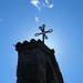 Das Kreuz der Chiesa San Lorenzo vor dem blauen Himmel.