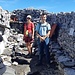 La chapelle en ruine du sommet et sa gardienne temporaire, plongée dans les textes sacrés. 