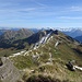 Gipfelausblick - übers vorgelagerte Gipfelbänkli - zu Wannenkopf und Kanisfluh