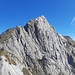 Blick auf den Westgrat des Monte Contrario. Bei der schattigen Einschartung wird der Grat nordseitig über Grasschrofen erstiegen