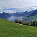 Auf dem Weg zum Känzeli, entlang Bauerngehöften mit fabelhafter Aussicht, hier Richtung Brunnen.