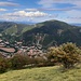 Abstieg durch eine verwilderte Wiesenlandschaft