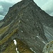 Der Nordostgrat des Karhorns, über den der Klettersteigt führt, vom Anstieg auf das Warther Horn gesehen.