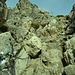 Als ich das Bild aufnahm, dachte ich "Der Berg lebt". Jedenfalls wackelt der Felsen, wenn man am Seil zieht. Beim Weitergehen sah ich dann, dass der Felsen von oben mit einem Seil gesichert ist und das weitere Seil um den Felsen herumgelegt wurde.