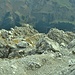 Blick vom Gipfel auf den obersten Teil des Anstiegs. Der Klettersteig kommt in der Mitte des linken Bildrands an.