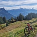 Beim P. 1406 (Schranke) rechts abbiegen und auf dem Fahrweg weiter ...