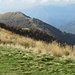 Un po’ più a sinistra si vede bene il Pizzo Pernice, sulla cui cresta boscosa si apre la radura dove si trova il Bivacco Curgei.