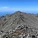 Blick vom auf der Karte markierten Gipfel zu dem mit dem Vermessungspunkt und Antenne