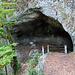 Am Eingang der Grotte aux Fées.