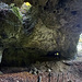 Im Eingang der Grotte aux Fées.
