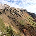 Aussicht vom Grat auf ca. 1555m zu den eindrücklichen Gumenplatten und den verstreuten Alphütten in den Planggen.