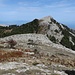 Blick vom Spitoudia (Gipfel mit Betonsäule) zum Profitis Ilias