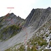 Die Route im E-Hang ist mit roten Strichen gekennzeichnet und sollte gefolgt werden. Die Hände müssen oft gebraucht werden. Die Schlüsselstelle ist von hier aus nicht sichtbar, aber die letzte Schwierigkeit vor dem Gipfel. 