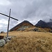 <b>In poco più di mezz’ora raggiungo il pianoro dell’Alpe Matro Càuri (1895 m), in uno stato di abbandono. Il paesaggio, al limite superiore del lariceto, diventa bellissimo.</b>