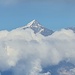 <b>Dalle nuvole spunta l'Adula (3402 m).</b>