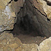 In der Höhle geht ostseitig ein langer Höhlengang weg.