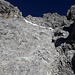 Abstieg vom nordwestlichen Vorgipfel. Rechts oberhalb des Schneerestes bin ich entlang (Stelle SG II).