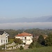 Oltre ad ammirare un bellissimo panorama sulle Alpi, non a caso il luogo si chiama Belvedere di Azzate, la bassa pressione di nubi racchiude il sottostante Lago di Varese. 