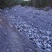 Der Weg ins Val Mingèr quert sechmal das breite Bachbett