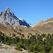 Auf dem Rastplatz, im Sattel Sur il Foss, dahinter der Piz Plavna Dadaint