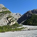 Die Felsen scheinen so fest zu sein und trotzdem diese Schuttströme aus jedem Tälchen
