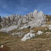 Die Scharte Trojni Prevoj liegt zwischen den Felszähnen des Zupci und der Bandijerna (nicht sichtbar im Bild).