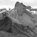 Tiefblick vom Salzhore über den SE-Grat zum Sattel ca. 2465m, darüber das Schwarzgrätli und der Dündegrat (IV), rechts der Lägigrat, links der Oeschinegrat Richtung Bundstock