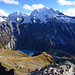 Tiefblick vom 1. Eidgenoss über den Oeschischafberg hinunter zum Oeschinensee, darüber von rechts Kleindoldehorn, Doldenhorn, Fründehorn und Oeschinenhorn...