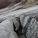 Spalte inmitten des Gletschers, die den Blick ans Felsbett frei gibt - noch wenige Jahre und fertig ist's hier mit dem Eis