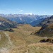 Blick von oben in Richtung Alpe Gama. Im Hintergrund vermutlich Scopi, Cima del Bianca und Pizzo di Cadreigh