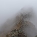 Der Kamm zur Tatschspitze in Nebel gehüllt, darunter ein Schneefleck?