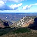 La tranchée de la Combe Grède s'ouvre un peu plus bas, au fond les éoliennes du Mont Soleil. 