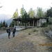 An der Bauruine der ehemaligen Sowjet- Alpine-Lodge