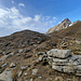 Vers 2590m, départ supérieur du sentier indiqué par un cairn.