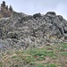 Felsformation aus Basalt am Wegrand