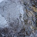 Luftbläschen haben sich unter dem Eis gesammelt