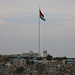 Tag 2 (21.10.) - عمان (‘Ammān):<br /><br />Aussicht vom Zitadellenhügel (جبل القلعة / Jabal al Qala‘ah) hinüber zum 126,8m hohen Fahnenmast. Der سارية رغدان (Sāriyah Raghdān) wurde 2003 fertig gestellt und ist zur Zeit der achthöchste Flaggenmast der Welt.