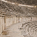 Tag 2 (21.10.) - عمان (‘Ammān):<br /><br />Das Amphitheater (المدرج الروماني / Al Matraj ar Rūmānī) wurde entweder während der Regierungszeit von Antoninus Pius (138–161) neu errichtet oder ein bereits vorhandenes Theater wurde zu dieser Zeit um- und ausgebaut. Es hat Platz vis 11400 Zuschauer. Der Durchmesser des halbkreisförmigen Zuschauerraums beträgt 102 m. Die Sitzstufen des Zuschauerraums sind durch zwei Umgänge in drei Abschnitte unterteilt. Der obere Abschnitt besteht aus 17 Sitzreihen, der mittlere und der untere Abschnitt bestehen aus jeweils 14 Sitzreihen. In den 1950er und 1960er Jahren wurde das Theater restauriert